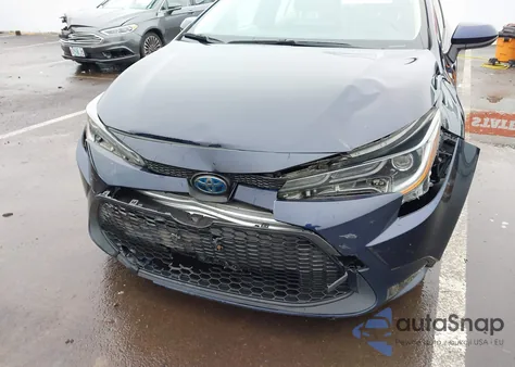 2021 Toyota Corolla Hybrid Le z USA, uszkodzony, nr VIN JTDEAMDE3MJ032571